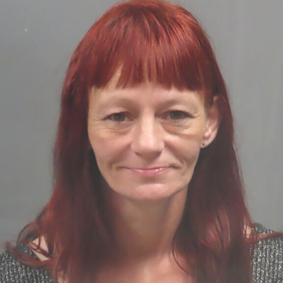 De Soto woman allegedly stabs man